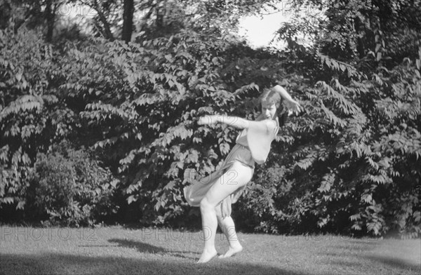 Desha dancing in Port Washington, 1921 Aug. 21. Creator: Arnold Genthe.