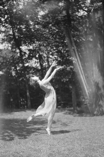 Desha dancing in Port Washington, 1921 Aug. 21. Creator: Arnold Genthe.