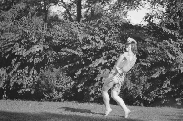 Desha dancing in Port Washington, 1921 Aug. 21. Creator: Arnold Genthe.