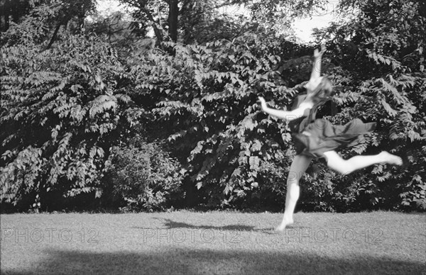 Desha dancing in Port Washington, 1921 Aug. 21. Creator: Arnold Genthe.