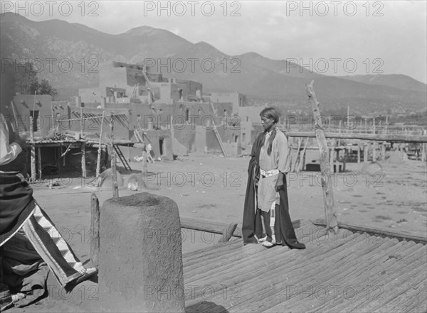 [Taos Pueblo, New Mexico], between 1899 and 1928. Creator: Arnold Genthe.