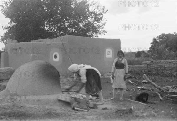 [Taos Pueblo, New Mexico], between 1899 and 1928. Creator: Arnold Genthe.