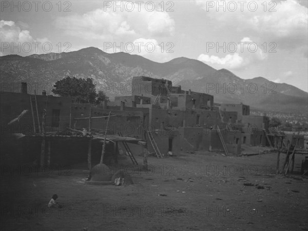 [Taos Pueblo, New Mexico], between 1899 and 1928. Creator: Arnold Genthe.