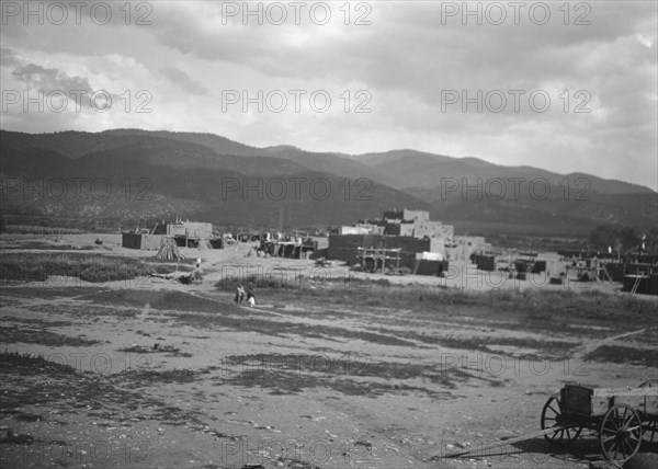 [Taos Pueblo, New Mexico], between 1899 and 1928. Creator: Arnold Genthe.