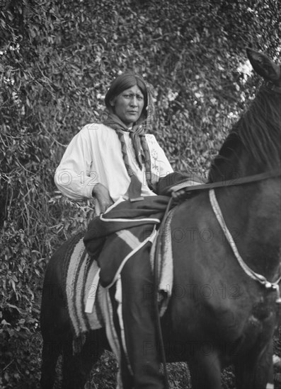 [Taos Pueblo, New Mexico], between 1899 and 1928. Creator: Arnold Genthe.