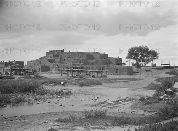 [Taos Pueblo, New Mexico], between 1899 and 1928. Creator: Arnold Genthe.