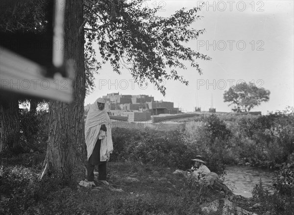 [Taos Pueblo, New Mexico], between 1899 and 1928. Creator: Arnold Genthe.