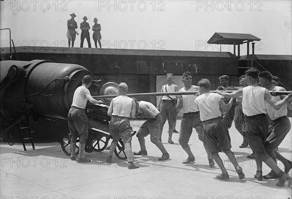 Military Training - Loading Big Gun, 1917 or 1918. Creator: Harris & Ewing.