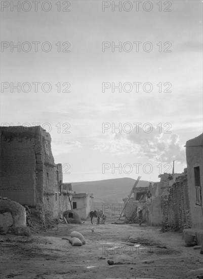 Acoma, New Mexico area views, between 1899 and 1928. Creator: Arnold Genthe.