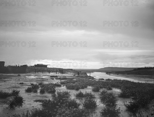 Acoma, New Mexico area views, between 1899 and 1928. Creator: Arnold Genthe.