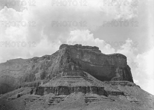 Acoma, New Mexico area views, between 1899 and 1928. Creator: Arnold Genthe.