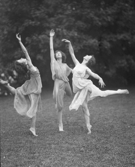 Desha, Grace, and either Phyllis or Leah, 1921 Apr. 27. Creator: Arnold Genthe.