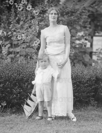 Conroy, Frank, Mrs., and child, standing outdoors, 1923 Creator: Arnold Genthe.