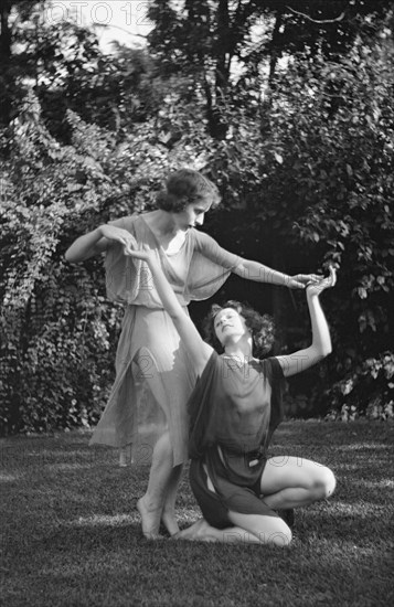 Desha and Leah dancing in Port Washington, 1921 Aug. 21. Creator: Arnold Genthe.