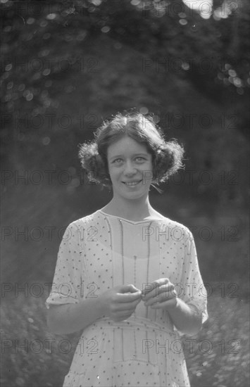 Desha in Port Washington, portrait photograph, 1921 Aug. 21. Creator: Arnold Genthe.