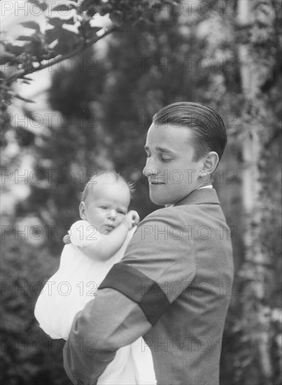 Brady, James Cox, Jr., Mr., and child, outdoors, 1930 May 24. Creator: Arnold Genthe.