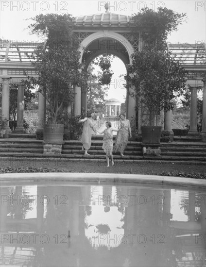 Elizabeth Duncan dancers and children, between 1916 and 1941. Creator: Arnold Genthe.