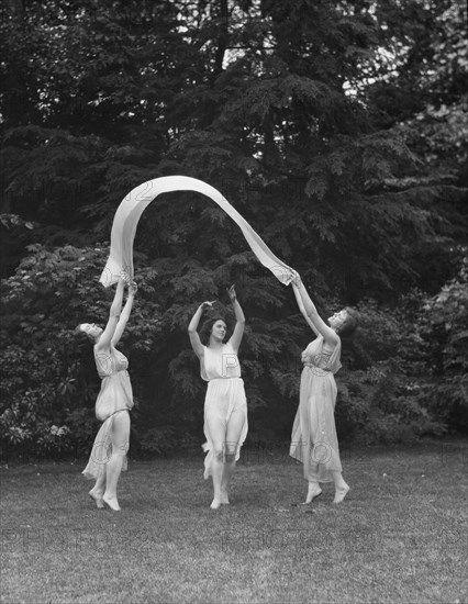 Elizabeth Duncan dancers and children, between 1916 and 1941. Creator: Arnold Genthe.