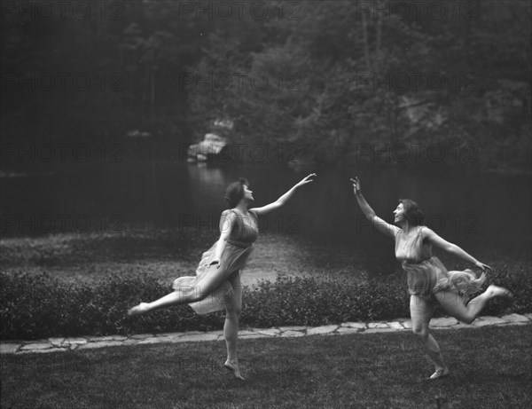 Elizabeth Duncan dancers and children, between 1916 and 1941. Creator: Arnold Genthe.