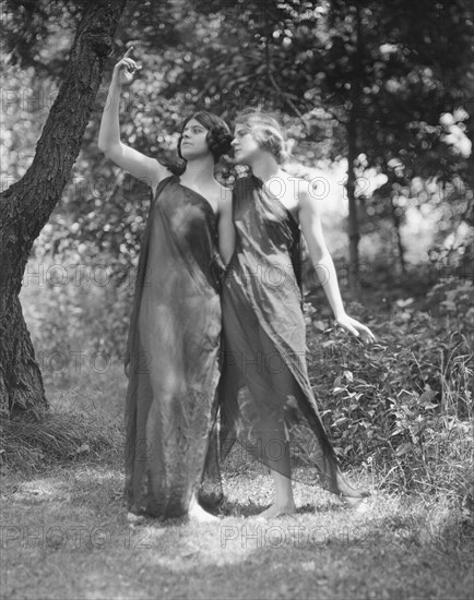 Wanger, Beatrice, Miss, and Miss Solveig Hornbeck, 1921 June 21. Creator: Arnold Genthe.