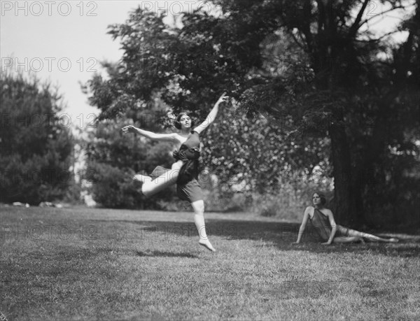 Wanger, Beatrice, Miss, and Miss Solveig Hornbeck, 1921 June 21. Creator: Arnold Genthe.