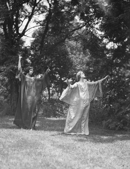 Wanger, Beatrice, Miss, and Miss Solveig Hornbeck, 1921 June 21. Creator: Arnold Genthe.