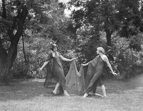 Wanger, Beatrice, Miss, and Miss Solveig Hornbeck, 1921 June 21. Creator: Arnold Genthe.