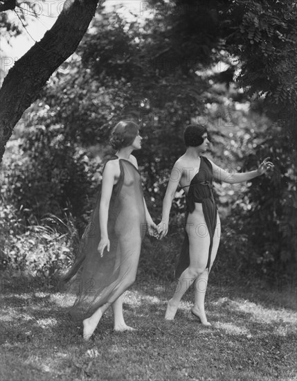 Wanger, Beatrice, Miss, and Miss Solveig Hornbeck, 1921 June 21. Creator: Arnold Genthe.