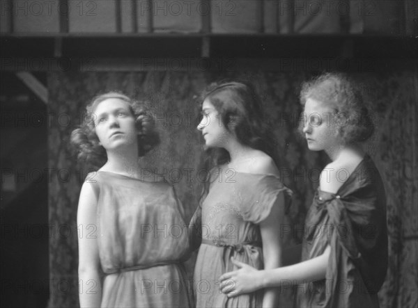 Wanger, Beatrice, Miss, and other dancers, between 1912 and 1920. Creator: Arnold Genthe.