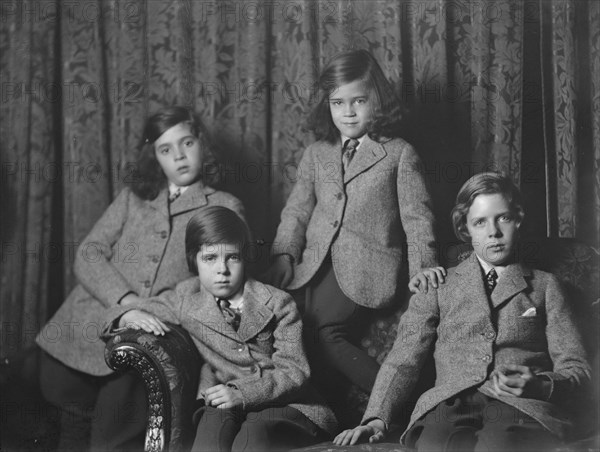Murray, J.B., Mrs., children of, portrait photograph, 1929 Dec. 15. Creator: Arnold Genthe.
