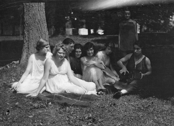 Florence Noyes dancers, portrait photograph, between 1915 and 1918. Creator: Arnold Genthe.