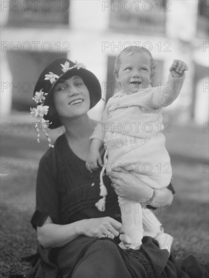 Gilpin, Charles, Mrs., and baby, portrait photograph, 1921 Oct. 23. Creator: Arnold Genthe.