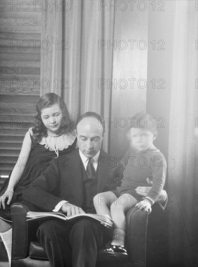 Lovett, Robert, Mr., and children, portrait photograph, 1930 Mar. 31. Creator: Arnold Genthe.