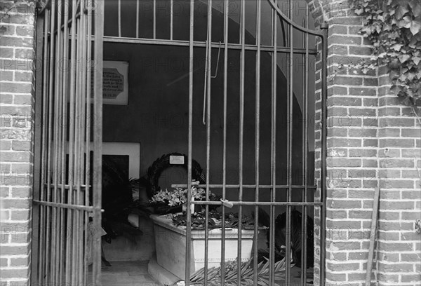 Serbian Mission To The U.S. at Washington's Tomb, Mount Vernon, 1918. Creator: Harris & Ewing.