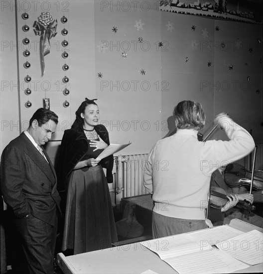 Portrait of Lena Horne and Lennie Hayton, New York, N.Y., 1946. Creator: William Paul Gottlieb.