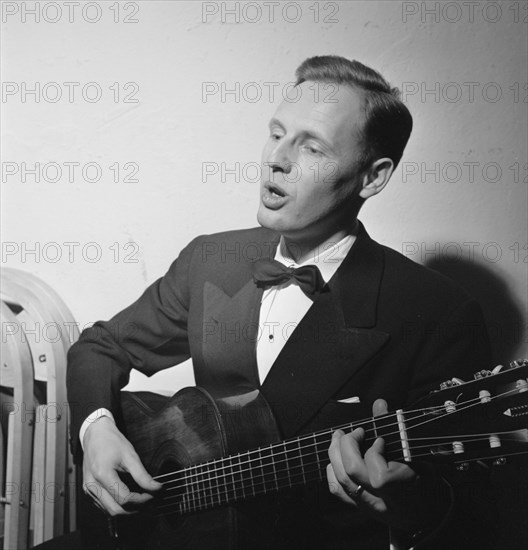 Portrait of Richard Dyer-Bennet, Village Vanguard(?), New York, N.Y., ca. Mar. 1947. Creator: William Paul Gottlieb.