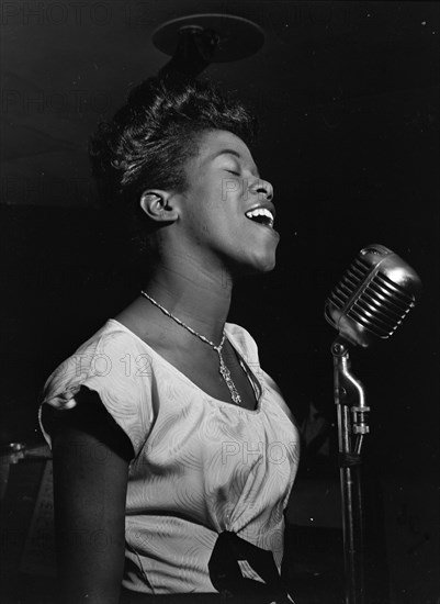 Portrait of Sarah Vaughan, Café Society (Downtown)(?), New York, N.Y., ca. Aug. 1946. Creator: William Paul Gottlieb.