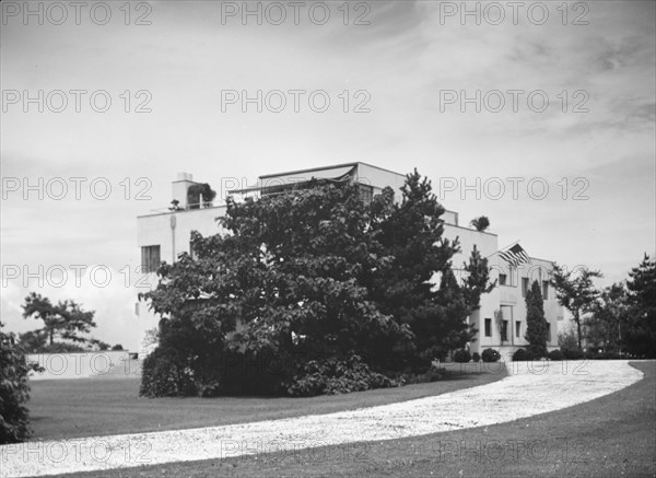 House at "The Shallows," property of Lucien Hamilton Tyng, Southampton, Long Island, 1931 Aug. Creator: Arnold Genthe.