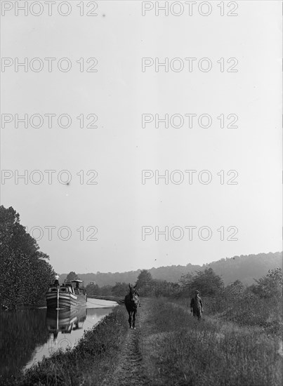 Chesapeake & Ohio Canal - Canal Boat, 1917. Creator: Harris & Ewing.