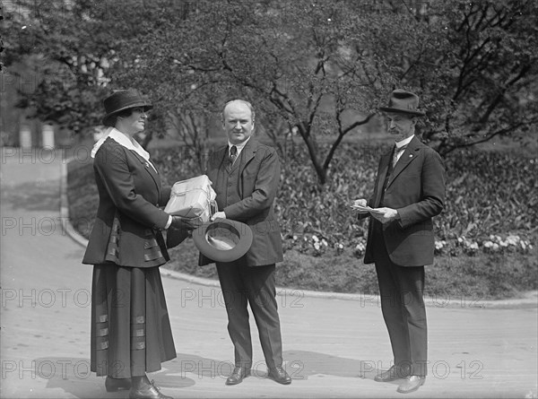 Lillian Cromlein receiving seed from Tumulty, National Emergency War Garden Comm., 1917. Creator: Harris & Ewing.