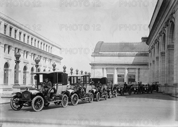 Federal Taxicab - Cabs at Union Station, 1914. Creator: Harris & Ewing.