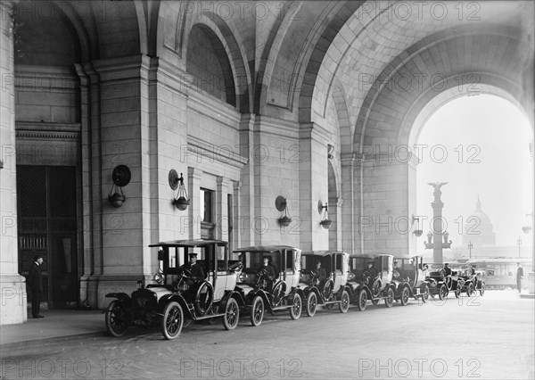 Federal Taxicab - Cabs at Union Station, 1914. Creator: Harris & Ewing.