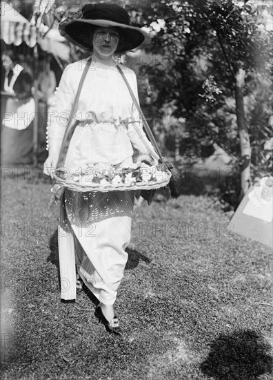 Friendship Charity Fete - Gladys Ingalls, 1913. Creator: Harris & Ewing.