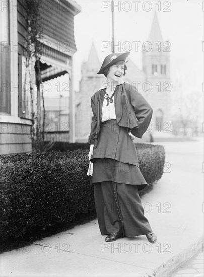 Mrs. Donald T. Hunter, 1914. Creator: Harris & Ewing.