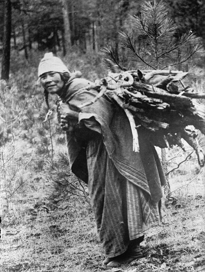 Indians, American Medicine Woman, or No-Ah-Tuh, 1913. Creator: Harris & Ewing.