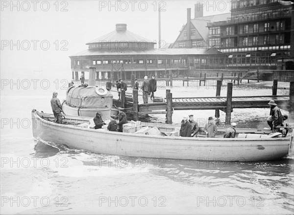 Old Point Comfort, Va. - Wharf, 1914. Creator: Harris & Ewing.