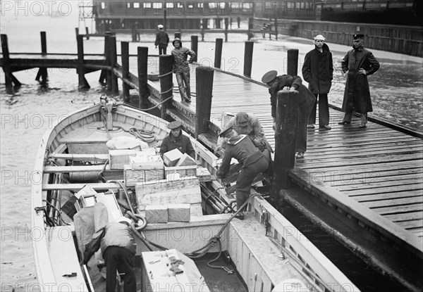 Old Point Comfort, Va. - Wharf, 1914. Creator: Harris & Ewing.