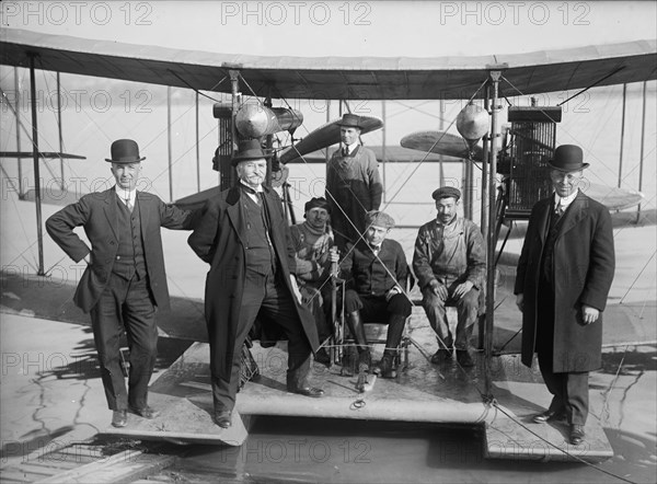 Richardson Tandem Biplane Hydroplane on Potomac, April, 1916.  Creator: Harris & Ewing.