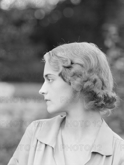 Gardner, Isabel, Miss, portrait photograph, 1932 Creator: Arnold Genthe.