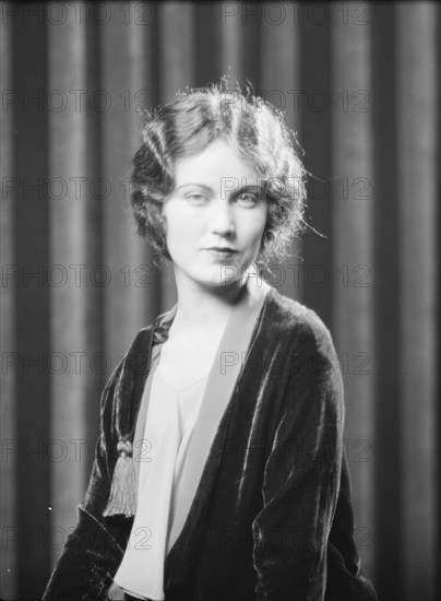 Wray, Fay, Miss, portrait photograph, 1927 Aug. Creator: Arnold Genthe.